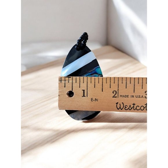 Beachy Abalone and Mother of Pearl Oval Pendant. - Picture 4 of 4